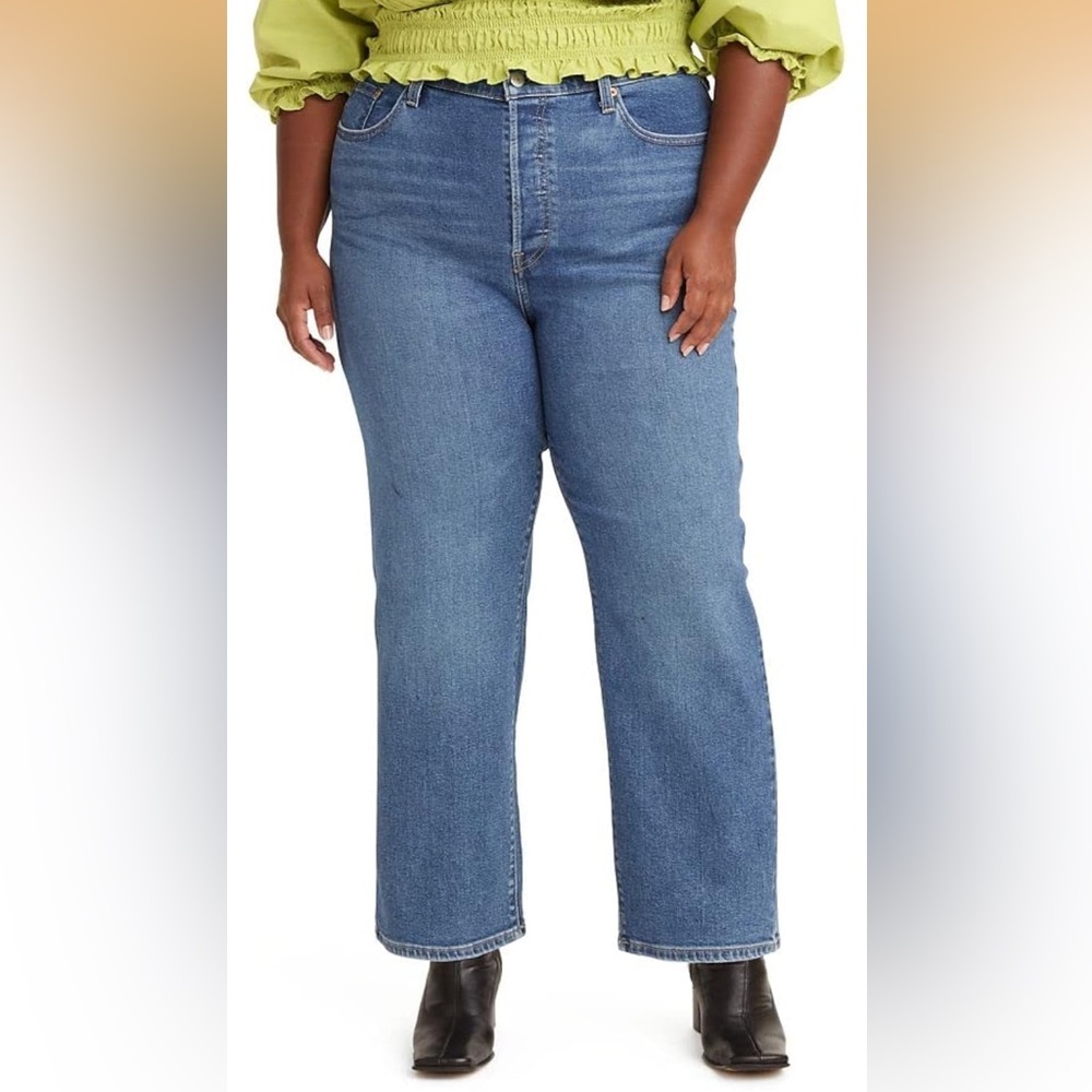 Levi's Women's Ribcage Straight Ankle Jeans in Medium Blue